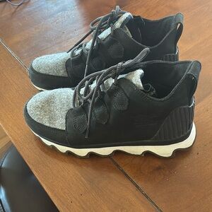 Sorel size 7.5 black and grey boots